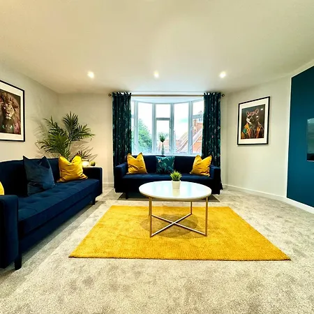 Amazing Large 3 Bedroom Apartment - Sleeps 8!-3